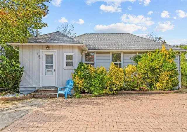 Photo 2 of Single family home for sale at 233 Beach 148th St, New York City, NY 11694 | MLS# RLS20119443 | Listing updated on 2026-10-06