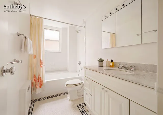 Listing Photo 4 - Condo for sale in building located at 155 E 72Nd St, New York City, NY 10021 - Unit #2D
