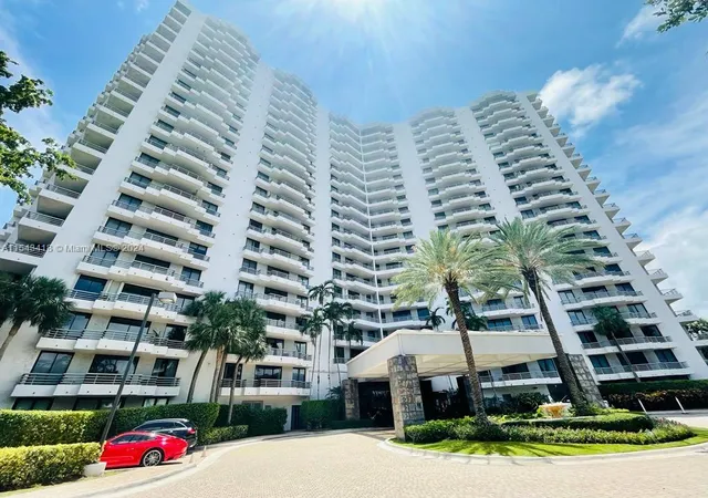 Listing Photo 1 - Condo for sale in building located at 3300 Ne 191St St, Miami, FL 33180 - Unit #817