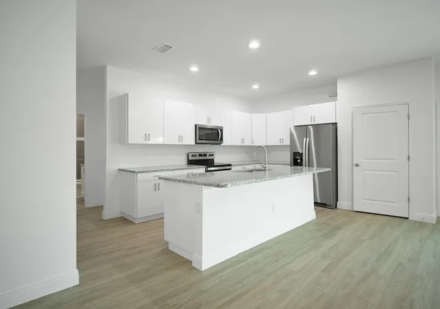 3rd image of 1015 N Naples St, ,, FL 33935 | MLS# R10864479