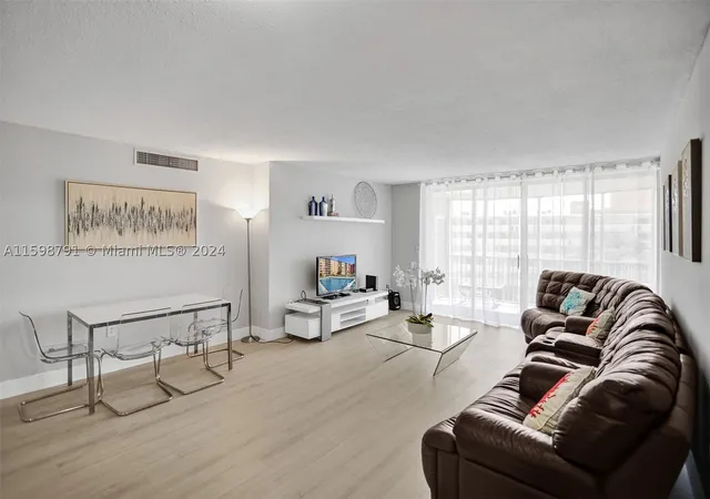 3rd image of 1770 Ne 191St St #716-1, Miami, FL 33179 | MLS# A11598791