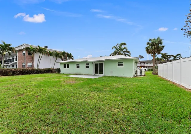3rd image of 1154 Bayshore Dr, Fort Pierce, FL 34949 | MLS# R11033615