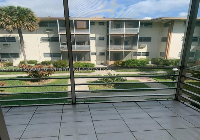 Listing Photo 2 - Condo for sale at Mar-Len, Unit 209 1395 Ne 167Th St, Mar-Len, Miami, FL 33162 | Built Year: 1963-1965