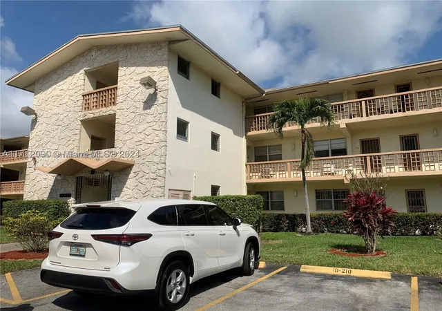 Listing Photo 4 - Condo for sale at Mar-Len, Unit 209 1395 Ne 167Th St, Mar-Len, Miami, FL 33162 | Built Year: 1963-1965