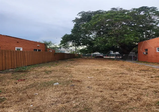 2nd image of 407 N H St, ,, FL 33460 | MLS# F10478410
