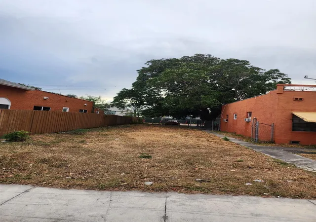 3rd image of 407 N H St, ,, FL 33460 | MLS# F10478410