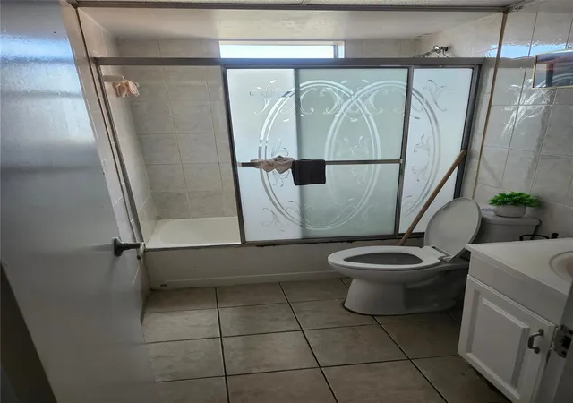 3rd image of 2840 Somerset Dr #404 M, Lauderdale Lakes, FL 33311 | MLS# F10483981