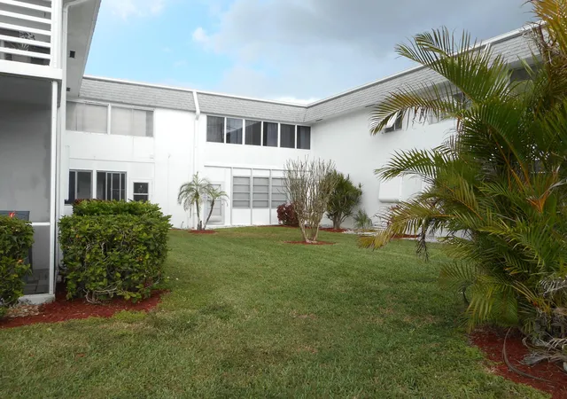 3rd image of 3322 Cynthia Ln #106, Lake Worth, FL 33461 | MLS# R11067125