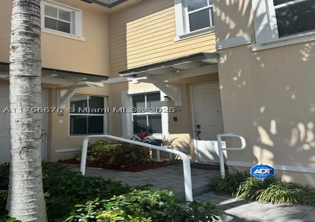Listing Photo 4 - Condo for sale in building located at 142 Se 28Th Ter, Homestead, FL 33033 - Unit #11