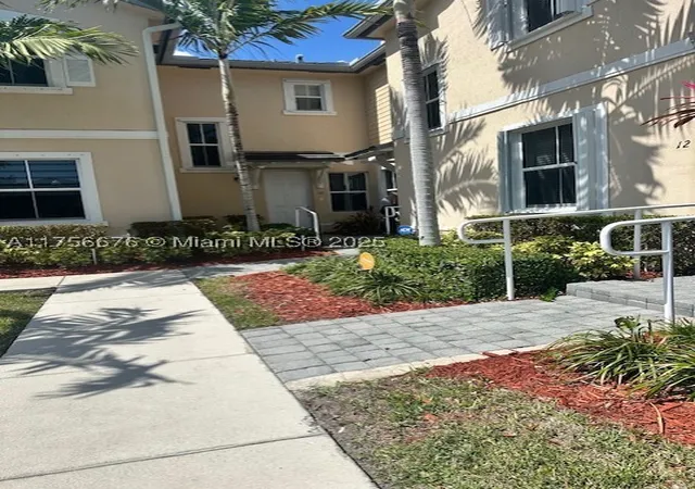 Listing Photo 5 - Condo for sale in building located at 142 Se 28Th Ter, Homestead, FL 33033 - Unit #11