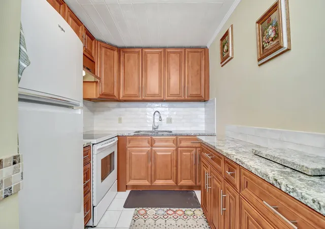 2nd image of 400 Village Green Cir W #212, Palm Springs, FL 33461 | MLS# R11073131