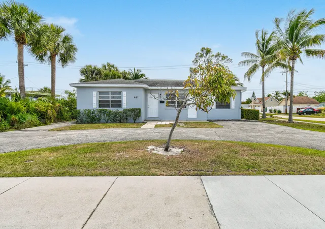 2nd image of 652 Bayberry Dr, Lake Park, FL 33403 | MLS# R11073515