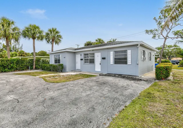 3rd image of 652 Bayberry Dr, Lake Park, FL 33403 | MLS# R11073515