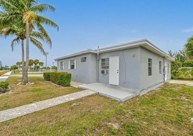 2nd image of 652 Bayberry Dr, Lake Park, FL 33403