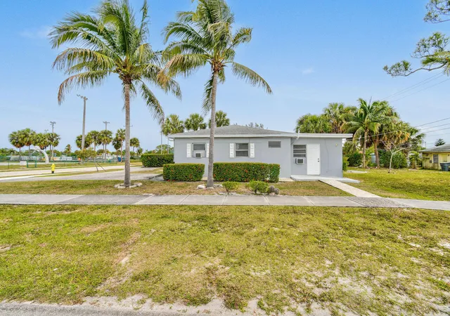 43rd image of 652 Bayberry Dr, Lake Park, FL 33403 | MLS# R11073515