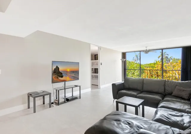 3rd image of 501 Sw 11Th Pl #403, Boca Raton, FL 33432 | MLS# F10492481