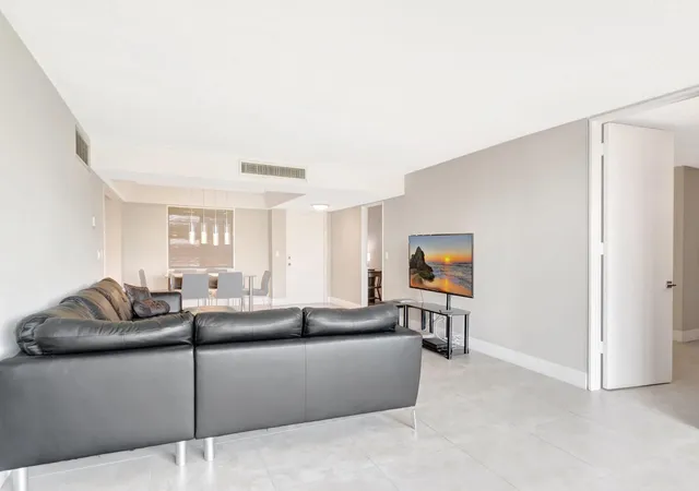 4th image of 501 Sw 11Th Pl #403, Boca Raton, FL 33432 | MLS# F10492481