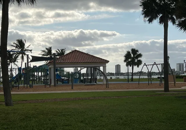 2nd image of 810 Lake Shore Dr, West Palm Beach, FL 33403
