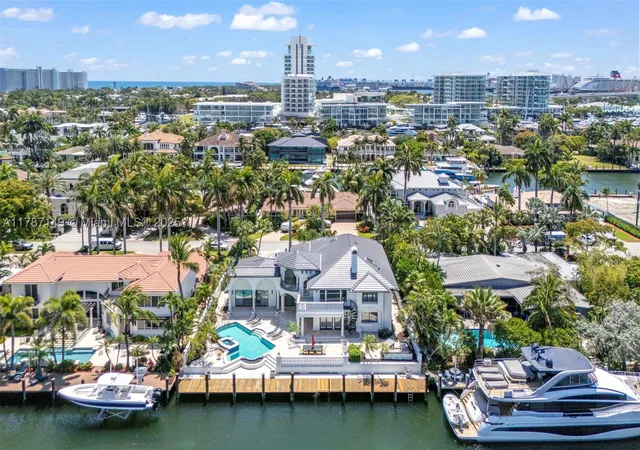 Photo 3 of Mansion for sale at 2561 Lucille Dr, Fort Lauderdale, FL 33316 | MLS# A11787149 | Listing updated on 2026-09-29