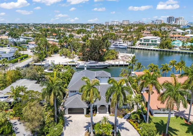 Photo 3 of Single family home for sale at 2561 Lucille Dr, Fort Lauderdale, FL 33316 | MLS# A11787149 | Listing updated on 2026-09-29