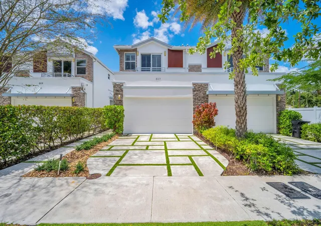 2nd image of 807 Sw 7th Ave, Fort Lauderdale, FL 33315 | MLS# F10498841