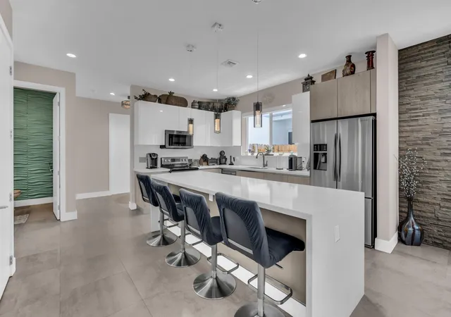 3rd image of 807 Sw 7Th Ave, Fort Lauderdale, FL 33315 | MLS# F10498841