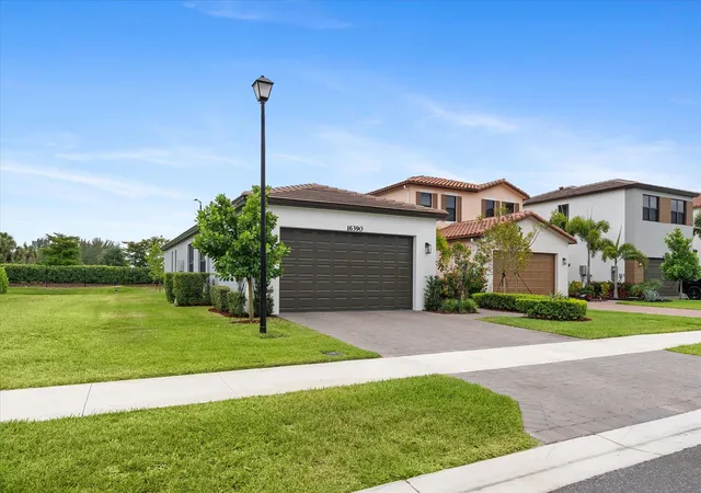 2nd image of 16390 Sea Turtle Pl, Loxahatchee, FL 33470 | MLS# R11084272