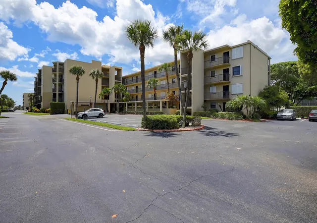 2nd image of 890 N Federal Hwy #206, Lantana, FL 33462 | MLS# R11088893
