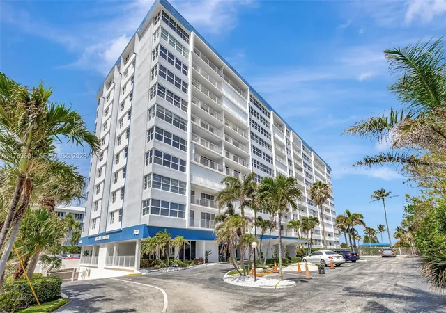 2nd image of 800 Se 20th Ave #303, Deerfield Beach, FL 33441 | MLS# A11789601