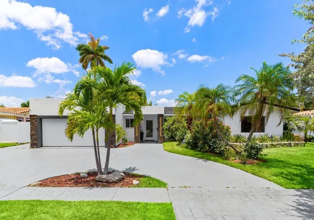 Homes for sale in Lighthouse Point, FL | 2611 Ne 49 St, Lighthouse Point, FL 33064 | MLS# R11093479