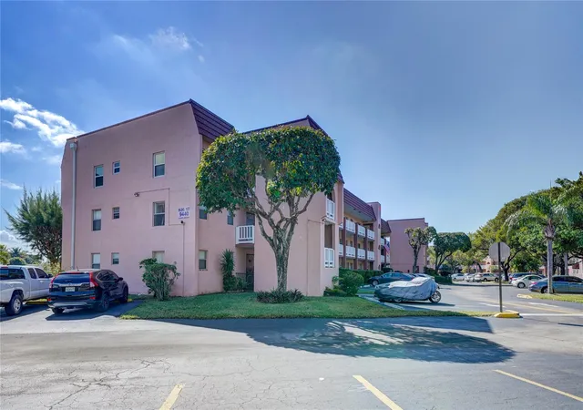 Homes for sale in Sunrise, FL | 9440 Sunrise Lakes Boulevard, Sunrise, FL 33322 | Houzeo