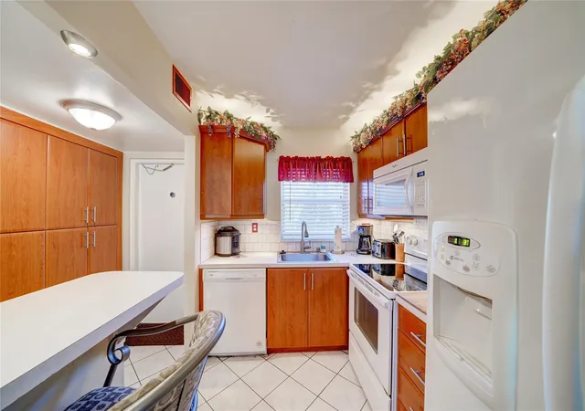 Homes for sale in Sunrise, FL | 9440 Sunrise Lakes Blvd #312, Sunrise, FL 33322 | MLS# F10506386