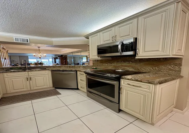 3rd image of 23249 Barwood Ln #402, Boca Raton, FL 33428 | MLS# R11097982