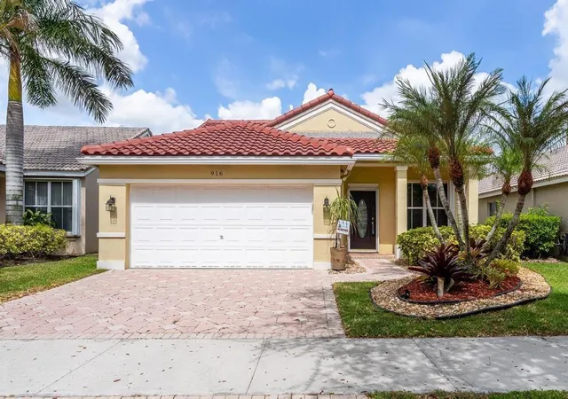 Homes for sale in Weston, FL | 916 Savannah Falls Dr, Weston, FL 33327 | MLS# F10508502