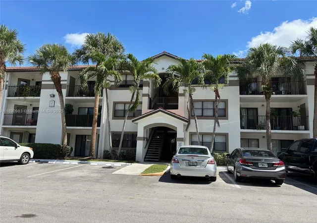 1st image of 620 S Park Rd #33-2, Hollywood, FL 33021 | MLS# A11830983