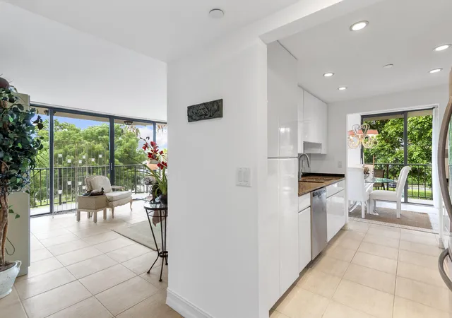 3rd image of 859 Jeffery St, Boca Raton, FL 33487