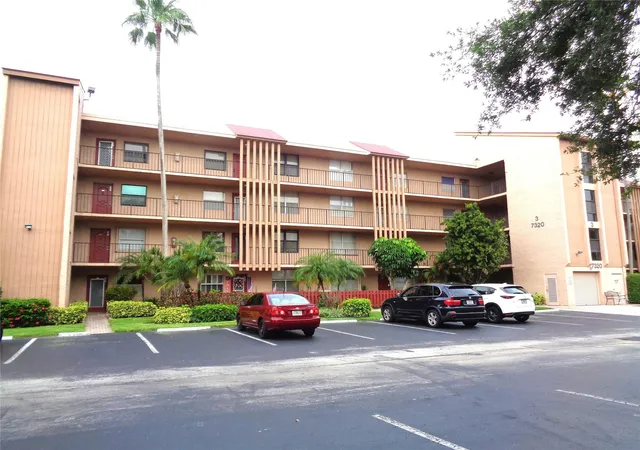 Homes for sale in Margate, FL | 7320 Lake Circle Dr #101, Margate, FL 33063 | MLS# F10514198