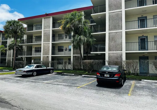 Homes for sale in Lauderdale Lakes, FL | 3070 Nw 48th Ter #307, Lauderdale Lakes, FL 33313 | MLS# F10514711