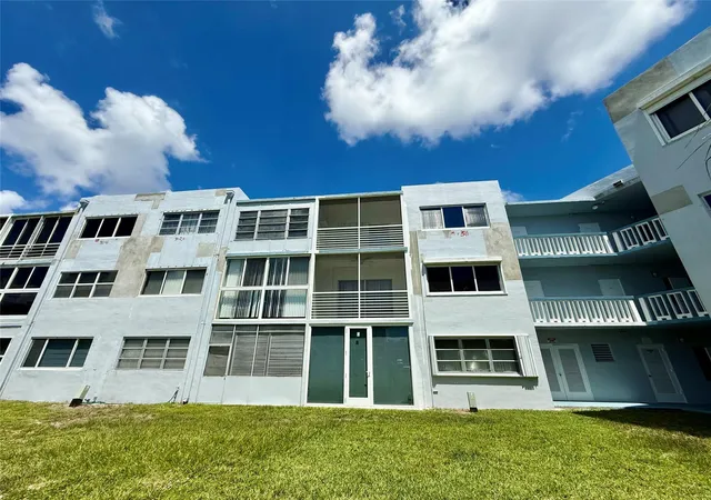 Homes for sale in Hollywood, FL | 2300 Park Lane, Hollywood, FL 33021 | Houzeo