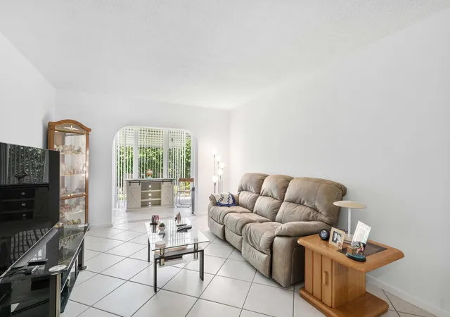 2nd image of 1115 Lake Terrace #111, Boynton Beach, FL 33426 | MLS# R11109521