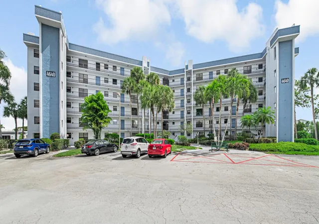 Homes for sale in Lake Worth, FL | 4640 Lucerne Lakes Blvd #206, Lake Worth, FL 33467 | MLS# R11109881