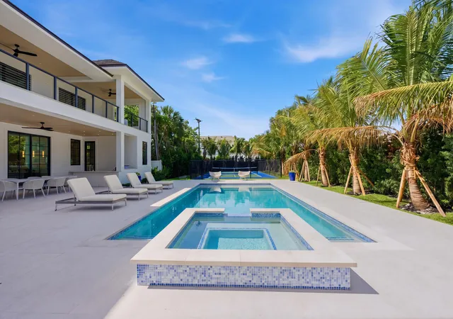 3rd image of 210 Cortez Rd, West Palm Beach, FL 33405 | MLS# R11115399