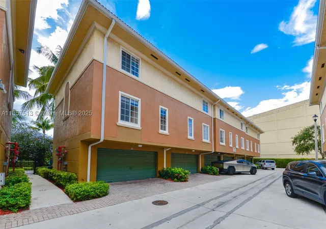 Photo 2 of Townhouse for sale at 2811 Ne 185th St #801, Aventura, FL 33180 | MLS# A11857513 | Listing updated on 2026-10-06