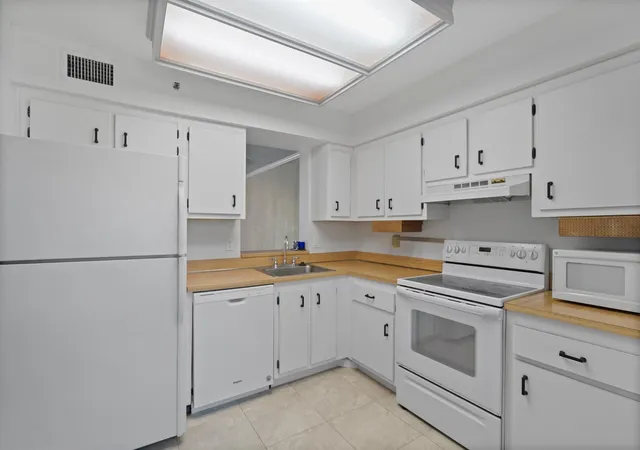 Homes for sale in Deerfield Beach, FL | 4550 Nw 18th Ave #301, Deerfield Beach, FL 33064 | MLS# F10523287