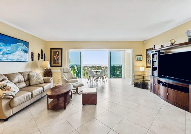 3rd image of 555 Se 6Th Ave #11d, Delray Beach, FL 33483 | MLS# R11118547