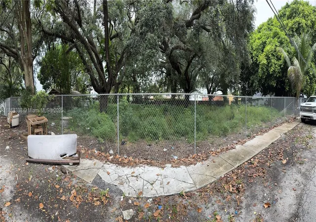 1st image of 555 Ne 147th St, Miami, FL 33161 | MLS# A11868338