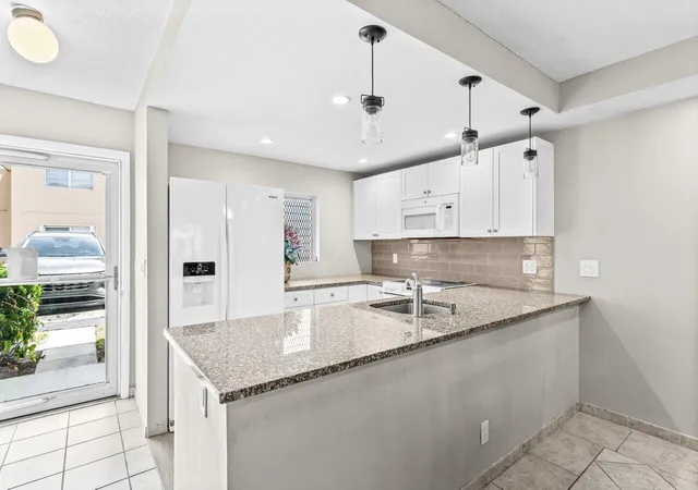 Homes for sale in Boynton Beach, FL | 2191 Ne 1St Ct #Apt 106, Boynton Beach, FL 33435 | MLS# R11120385