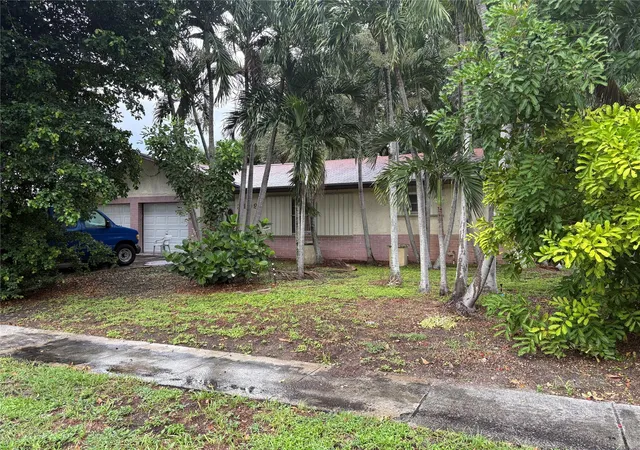 3rd image of 2109 Pinehurst Dr, West Palm Beach, FL 33407 | MLS# F10524510