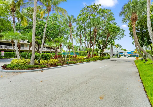 2nd image of 16 Royal Palm Wy #302, Boca Raton, FL 33432 | MLS# F10524617