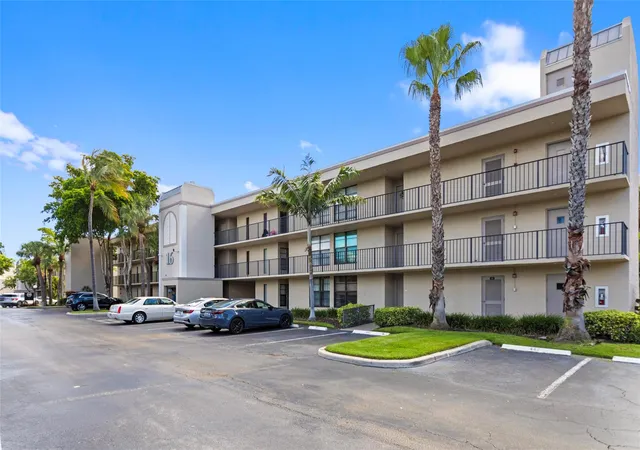 3rd image of 16 Royal Palm Wy #302, Boca Raton, FL 33432 | MLS# F10524617
